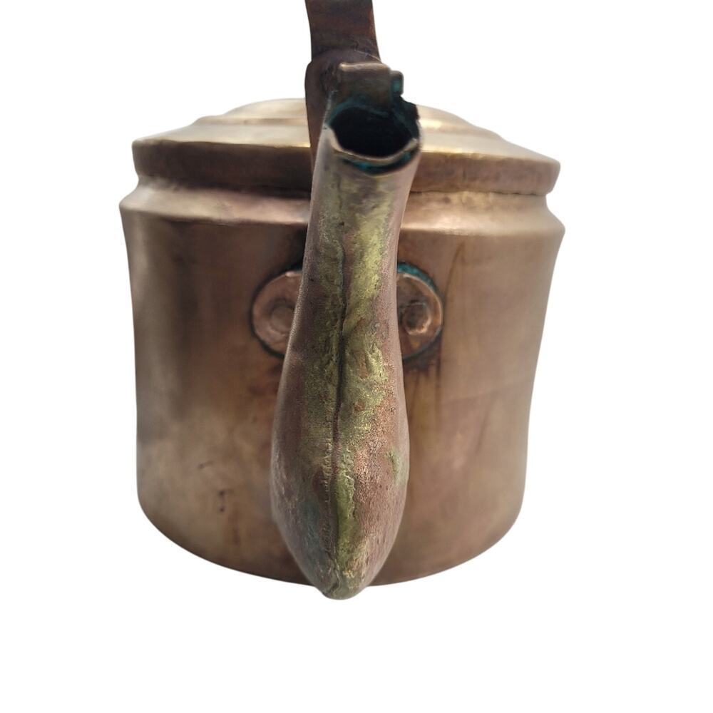 1700s Antique Copper Kettle with Bronze Closure Handle and Dovetails - Picture 5 of 10